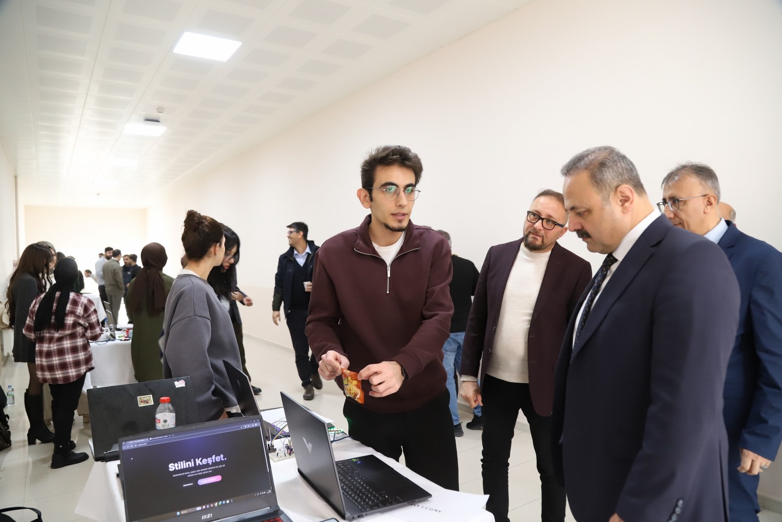 Aksaray Üniversitesinde yapay zekâ rüzgârı: Özgün ve gelişmiş proje sergisi büyük ilgi gördü